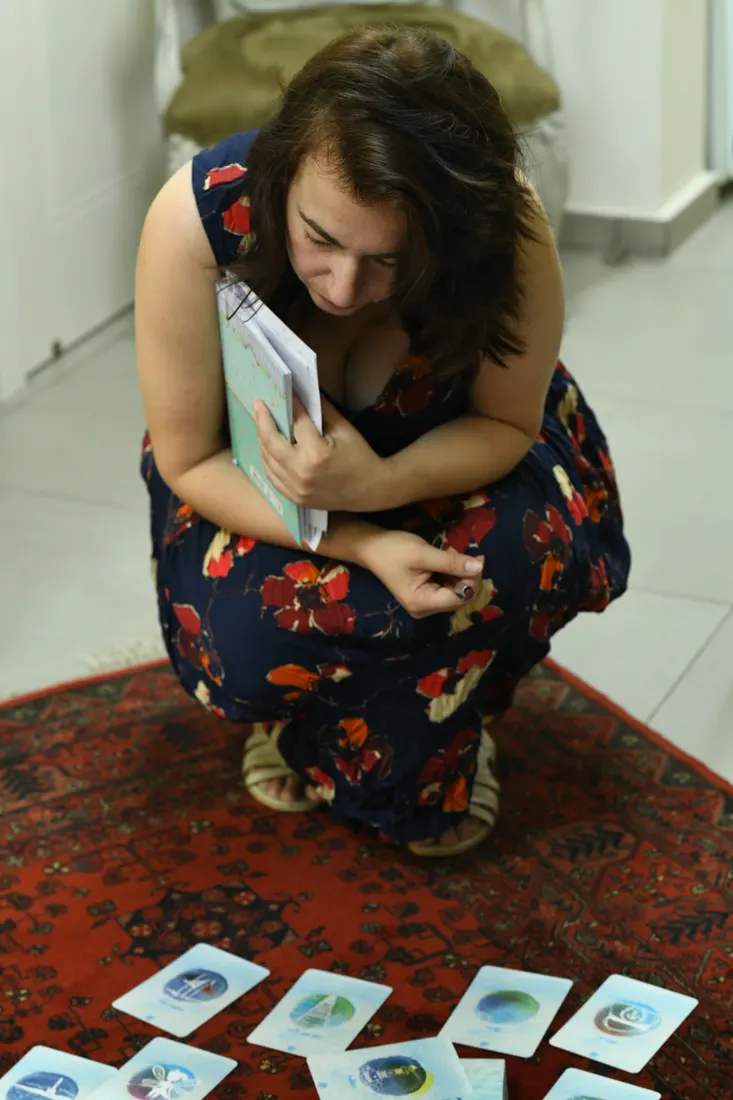 התבוננות בקלפי שפת הים, מתן מקום לרגש